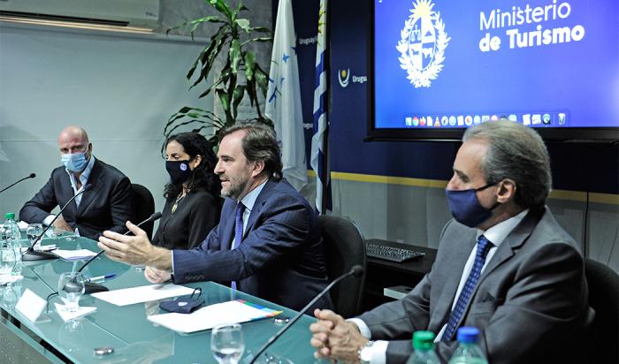 Autoridades en firma de la cesión