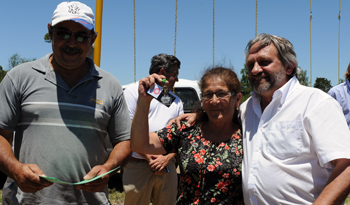 Propietaria de una de las viviendas inauguradas celebra con el ministro Francisco Beltrame en barrio Sitio Pintado de Florida