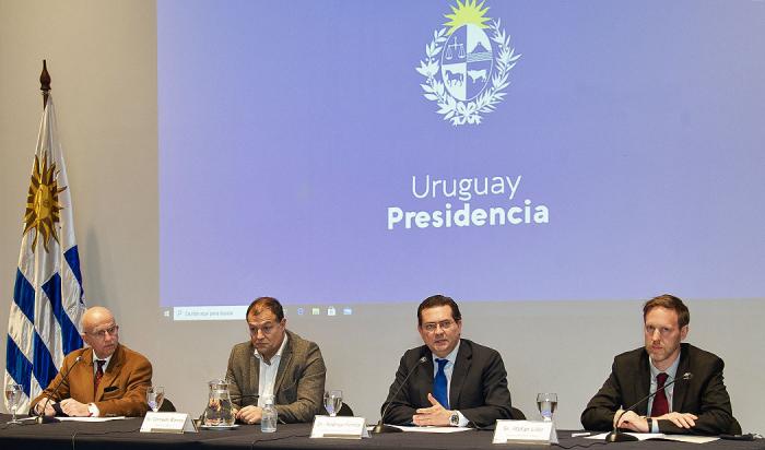 Autoridades en presentación de acuerdo