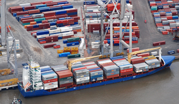 Transporte de contenedores en puerto de Montevideo