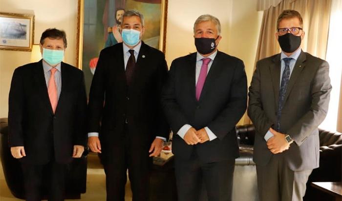 Canciller Francisco Bustillo y presidente de Paraguay, Mario Abdo, junto a autoridades diplomáticas