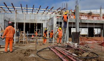 Obreros construyen el nuevo Data Center de Antel