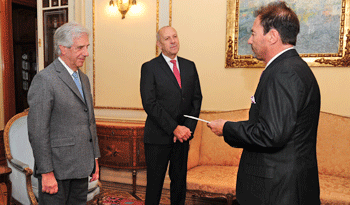El presidente Tabaré Vázquez recibe la acreditación de Carlos Parker como nuevo embajador de Chile en Uruguay