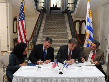 Autoridades de Uruguay y Estados Unidos firman memorando de entendimiento