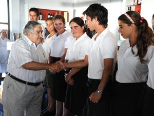 Presidente Mujica saluda a alumnos de UTU Presidente Mujica saluda a alumnos de UTU