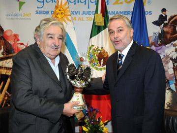 Presidente Mujica recibiendo las llaves
