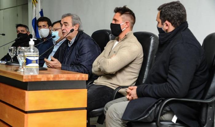 Ministro Jorge Larrañaga con deportistas y autoridades