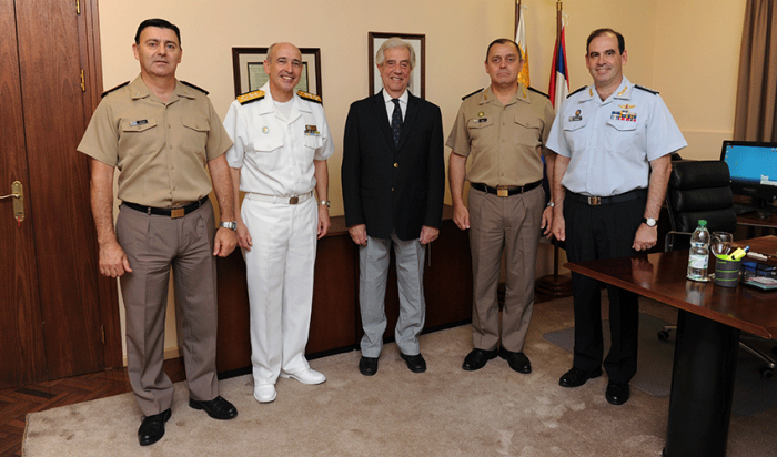El presidente Tabaré Vázquez con los jefes de las tres ramas de las Fuerzas Armadas