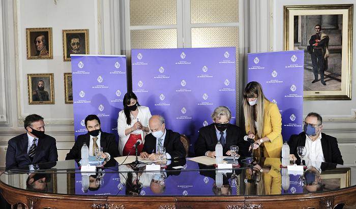 Autoridades en firma del convenio