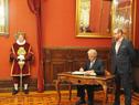 Vázquez recibió medalla de honor y se reunió con el alcalde de Santiago de Compostela