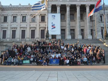 Ciudadanos del programa turismo social en las escalinatas del Palacio Legislativo