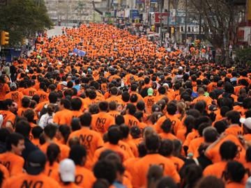 Jóvenes corriendo