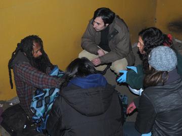 Voluntarios con persona en situación de calle