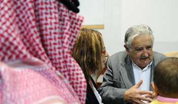 Presidente José Mujica dialoga con refugiados sirios llegados el jueves a Montevideo