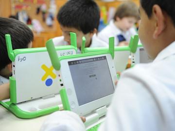 Niño con computadora del Plan Ceibal