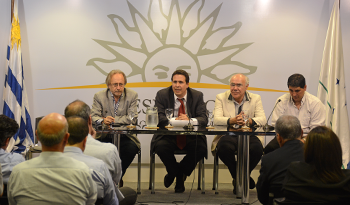 Autoridades en firma de convenio entre organización Campeones y Junta Nacional de Drogas