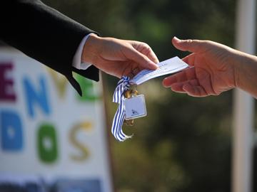 Entrega de llaves de una vivienda