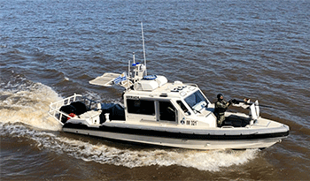Lancha Metal Shark Defiant 32 de la Armada Nacional