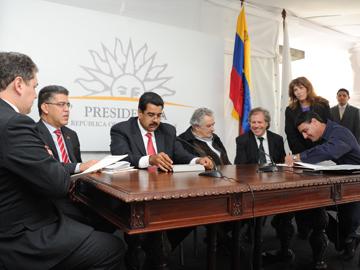 Presidentes José Mujica y Nicolás Maduro presencian la firma de convenios entre Uruguay y Venezuela