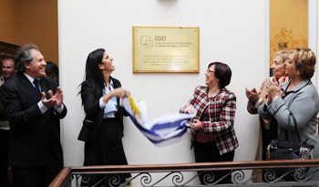 Descubrimiento de placa en inauguración del Centro Internacional de Cooperación de Control del Tabaco