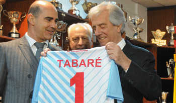 El Presidente Tabaré Vázquez recibe la camiseta de la Sociedad Deportiva Compostela
