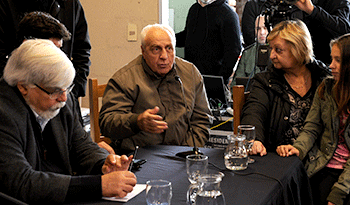 Autoridades con vecinos en la ciudad de Dolores