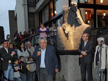 Monumento a Paco Espínola