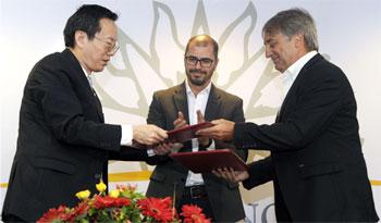 Entrega de donación china de equipos deportivos a Uruguay