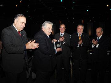 Presidente Mujica recibe medalla