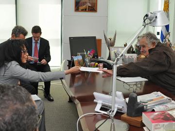 Encuentro entre el Presidente Mujica y la embajadora Yamina Benguigui