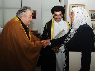 Presidente recibiendo a delegación extranjera