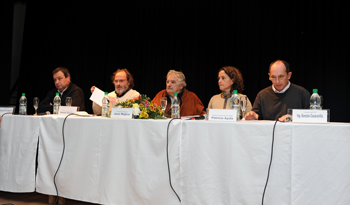 El Presidente José Mujica junto a Gabriel Frugoni y Daniel Olesker, a su derecha, y Patricia Ayala y Gonzalo Casaravilla, a su izquierda