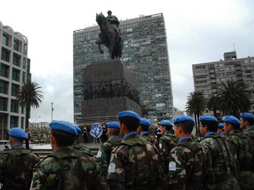 Cascos azules frente al monumento de Artigas en Plaza Independencia