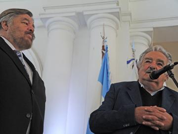 Presidente Mujica y embajador Dovena