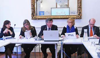 Directora ejecutiva de la AUCI, Andrea Vignolo, junto a autoridades en debate de la agenda de desarrollo sostenible post-2015