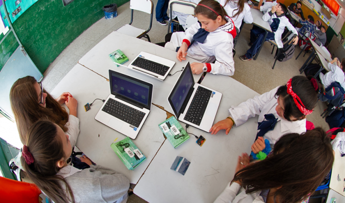 Escolares con computadoras del Plan Ceibal