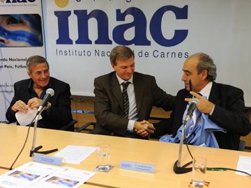 Autoridades del INAC y AUF firmando convenio Autoridades del INAC y AUF firmando convenio
