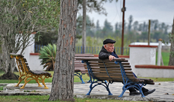 Adulto mayor en plaza pública