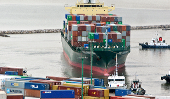 Barco con contenedores en el Puerto de Montevideo