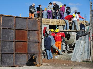 Trabajadores y brigada trabajan en vivienda