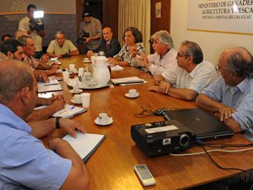Ministro Tabaré Aguerre con representantes nacionales de la granja