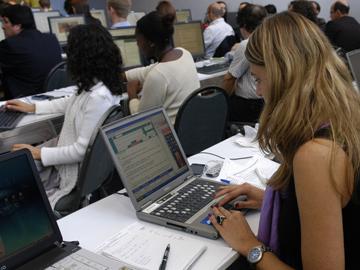 Mujeres trabajando en una computadora Mujeres trabajando en una computadora