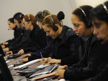 Policías mujeres atendiendo consultas por teléfono