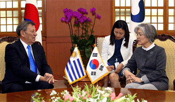 Rodolfo Nin Novoa y Kang Kyun-Wha