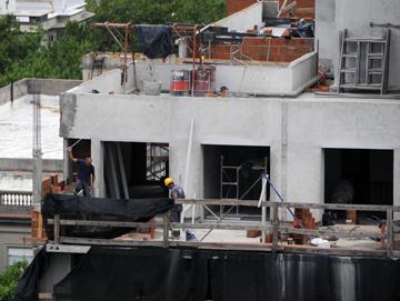 Trabajadores realizan tareas de construcción
