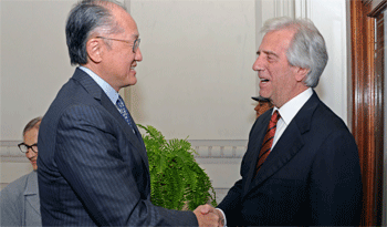 Jim Yong Kim recibe el saludo de Tabaré Vázquez
