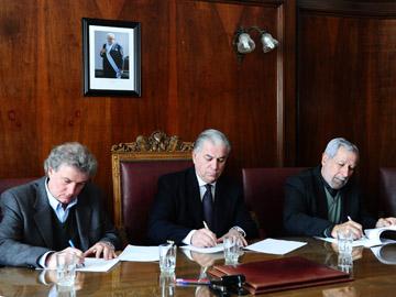 Autoridades firmando acta de preacuerdo