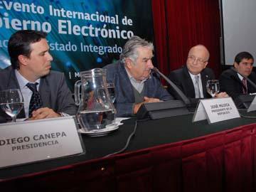 Diego Cánepa, José Mujica y José Klastornik, durante el evento