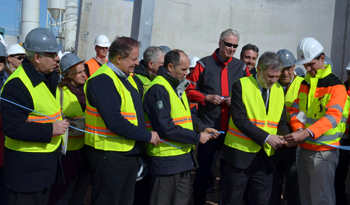 Autoridades en inauguración de fábricas de columnas de hormigón para aerogeneradores del Parque Peralta, en Tacuarembó