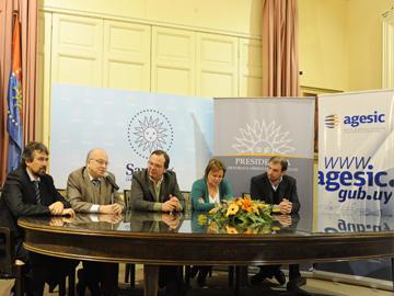 Autoridades en la firma de convenios entre AGESIC e Intendencia de San José